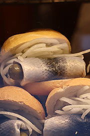 Natürlich gibt es her auch  die Klassiker wie Fischsemmel oder Lachssemmel, Matjessemmeln und auch Rollmopssemmeln (©Foto: Martin Schmitz)